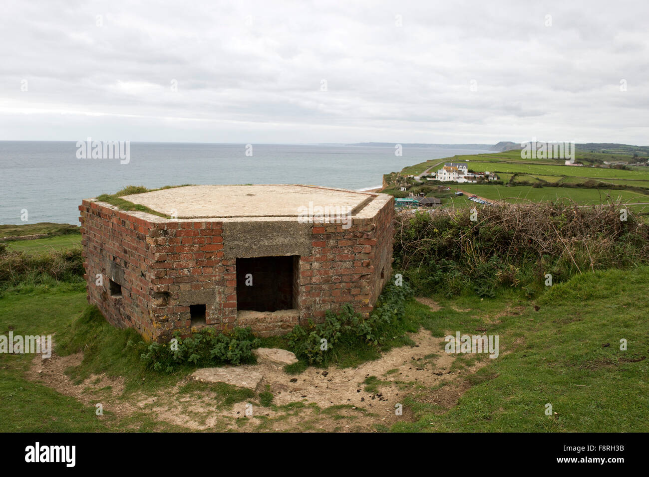 2. Weltkrieg "Pillenbox" Teil des Meeres Abwehrkräfte mit Blick auf Lyme Bay in der Nähe von West Bay und Chesil Beach, Dorset Stockfoto