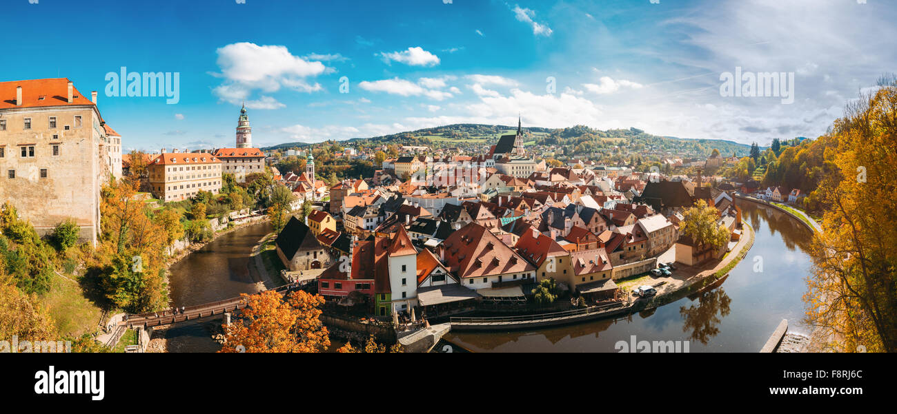 Panorama Cesky Krumlov. Burg, Turm, St. Vitus Kirche im Stadtbild Cesky Krumlov, Tschechische Republik. Sonniger Herbsttag. UNESCO Stockfoto