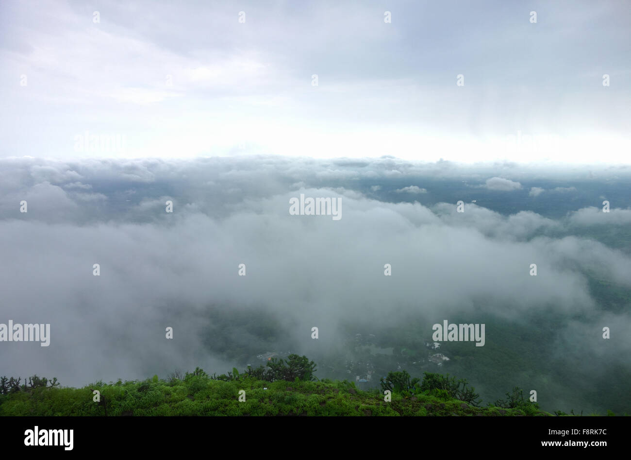 Blick von oben auf pavagadh Hügel in der Monsunzeit champaner - pavagadh archäologischen Park, panchmahal Bezirk, Gujarat, Indien Stockfoto