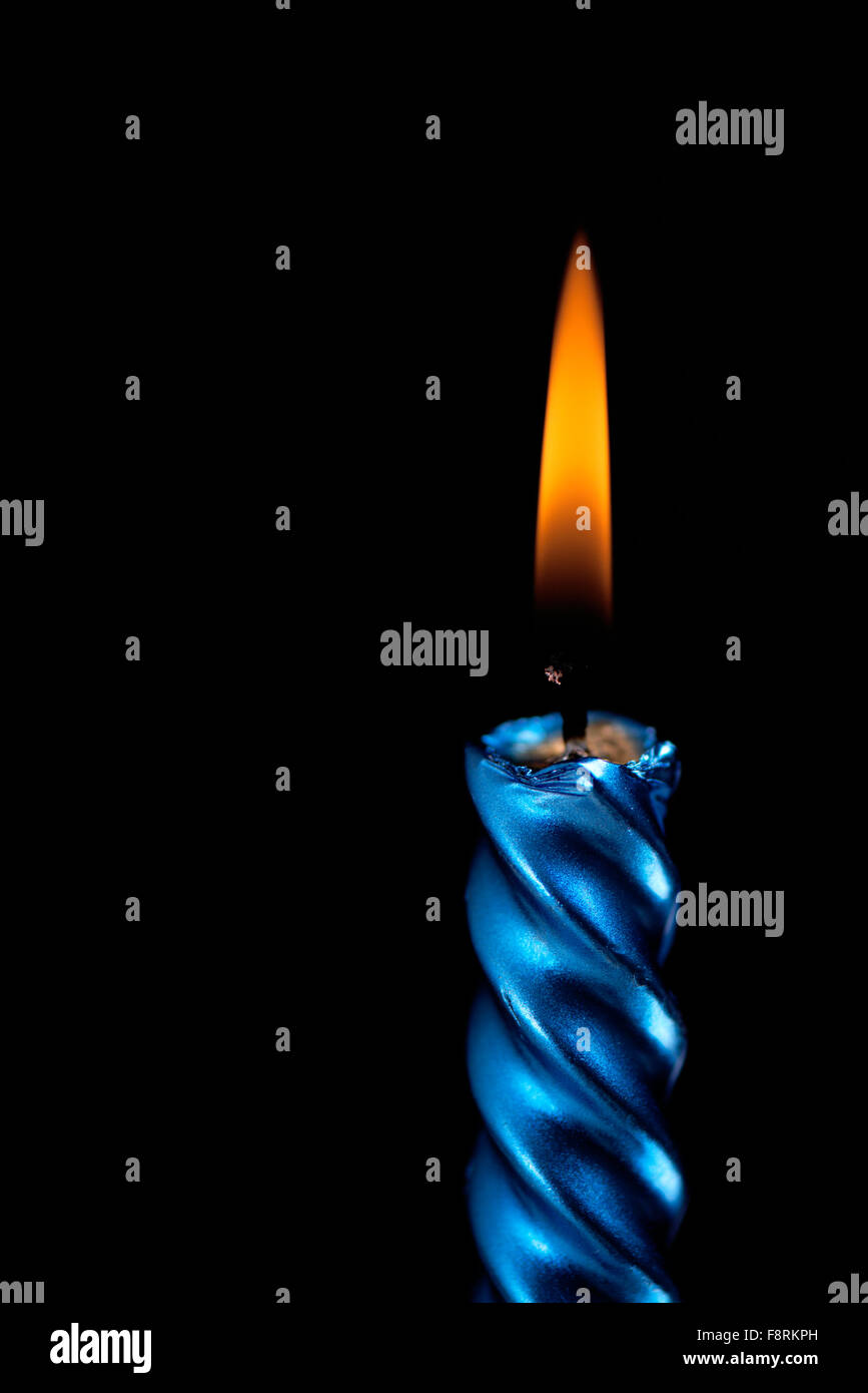 blaue Kerzen ihre herrlichen und perfekte Flamme vor schwarzem Hintergrund Stockfoto