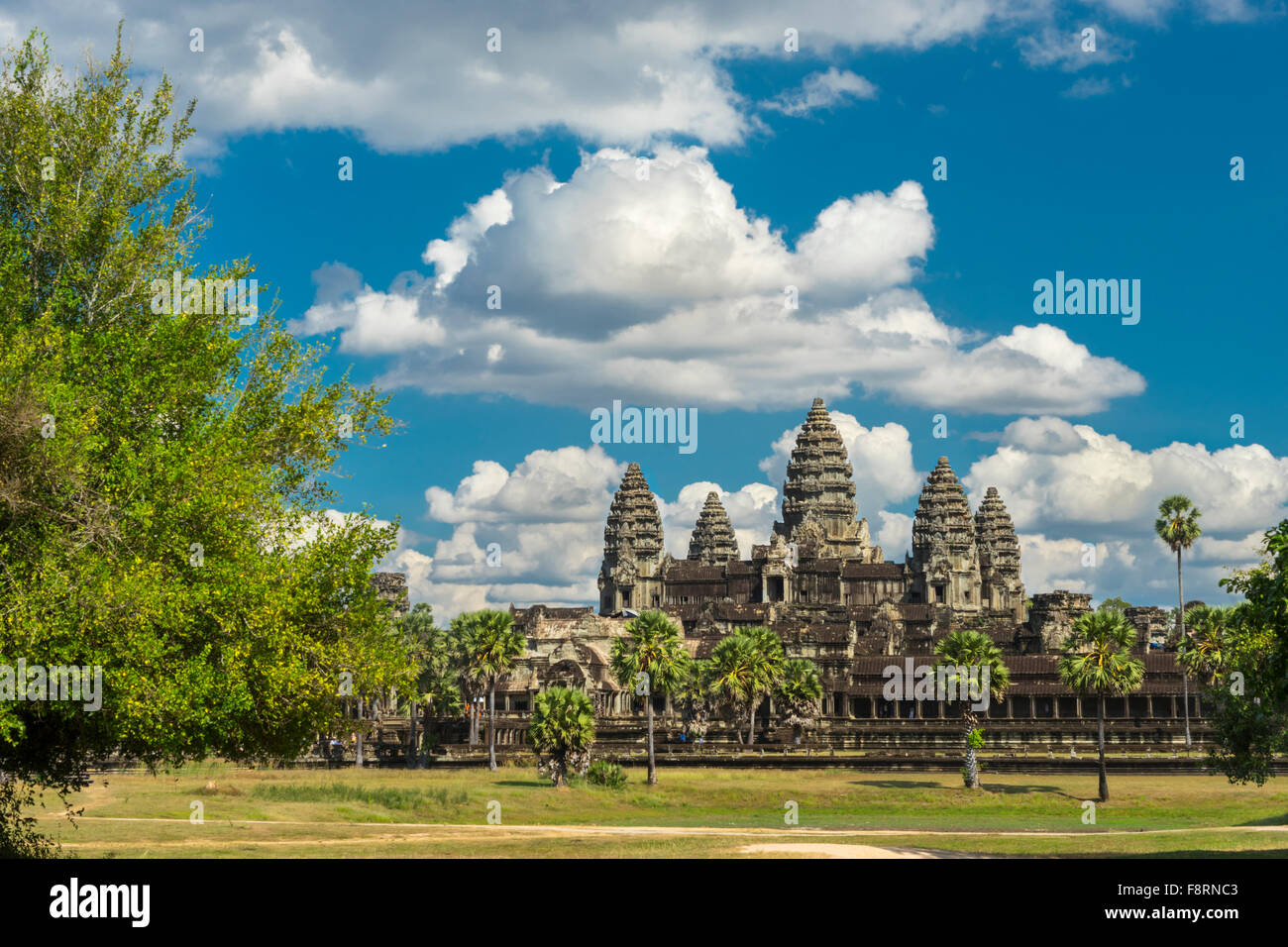 Antike Tempel Angkor Wat an einem sonnigen Tag mit Pferd, blaue Bettgestells und viele Wolken in Siem Reap. Kambodscha Stockfoto