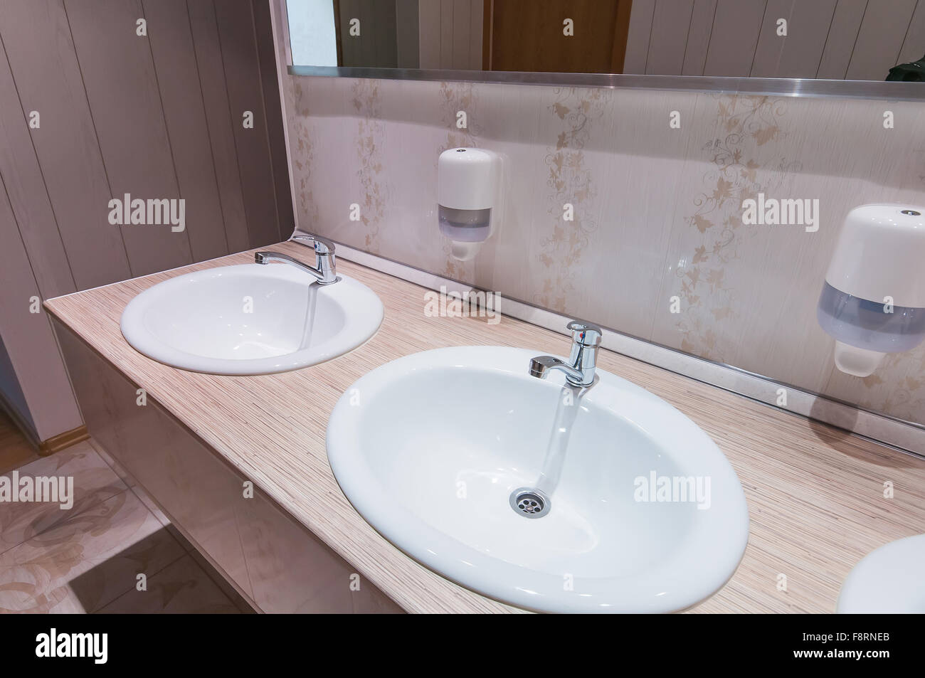 saubere Badezimmer mit Waschbecken in der Herberge Stockfoto