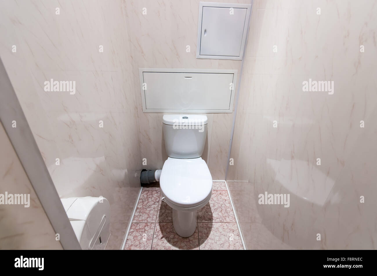 sauberes Bad mit WC im hostel Stockfoto