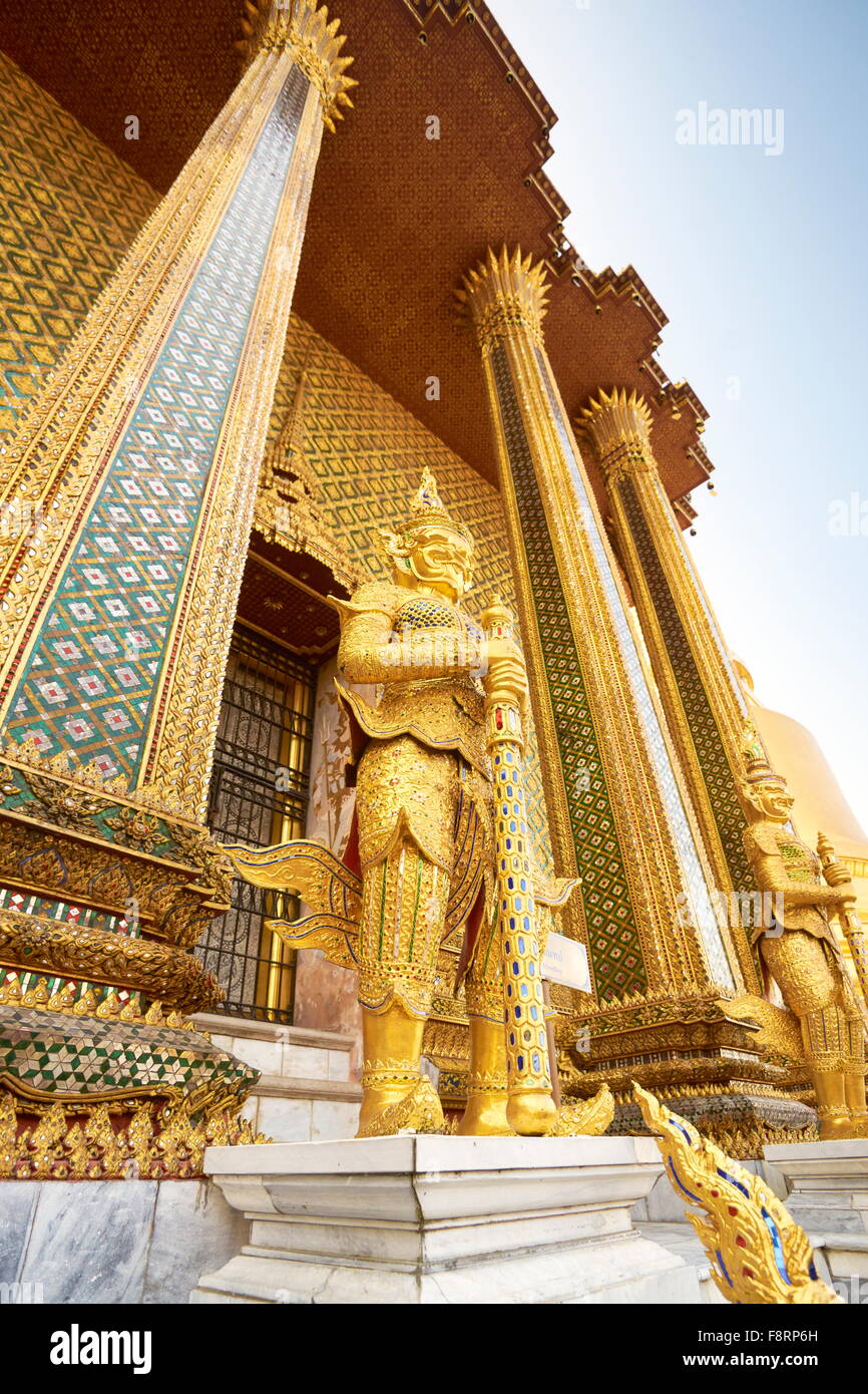 Thailand - Bangkok, Wat Phra Kaeo Tempel, Grand Palace, Kinaree-Statue vor der königlichen Panteon Stockfoto