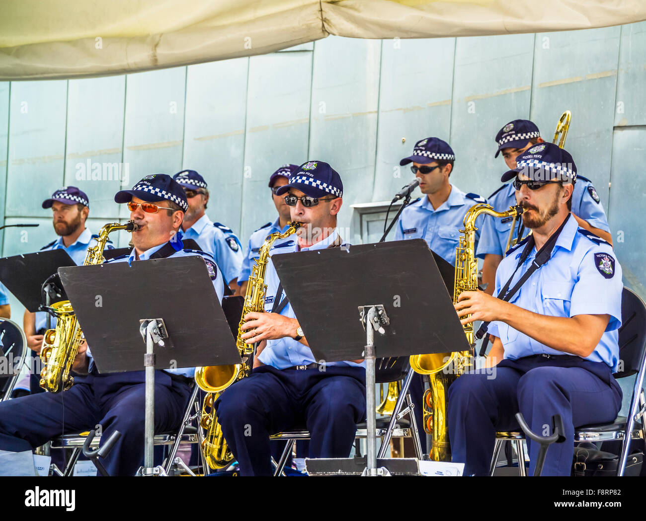 Victoria uniformierten Polizisten führen Sie live als ein Trommler-und Pfeiferkorps am Federation Square, Melbourne Australien Stockfoto