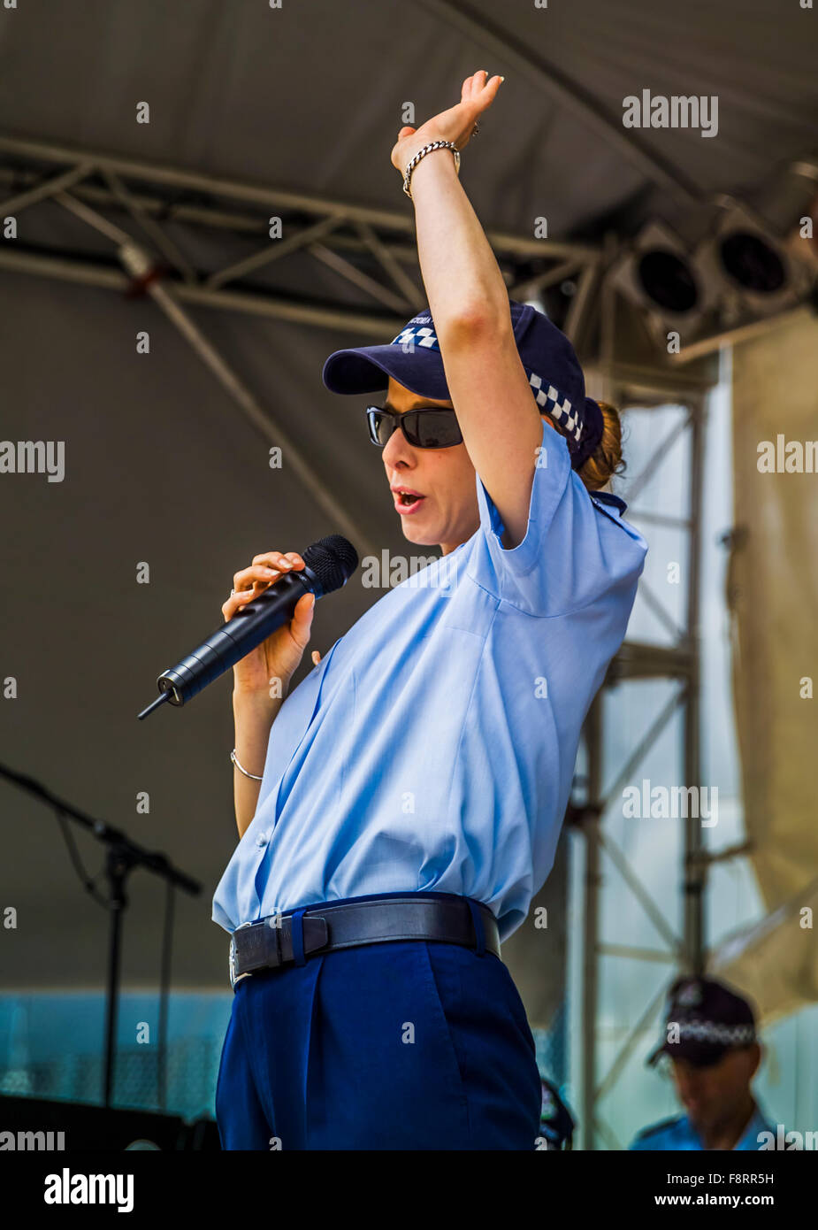 Polizistin, Lead-Sänger der Victoria Police Band am Federation Square, Melbourne, Australien Stockfoto