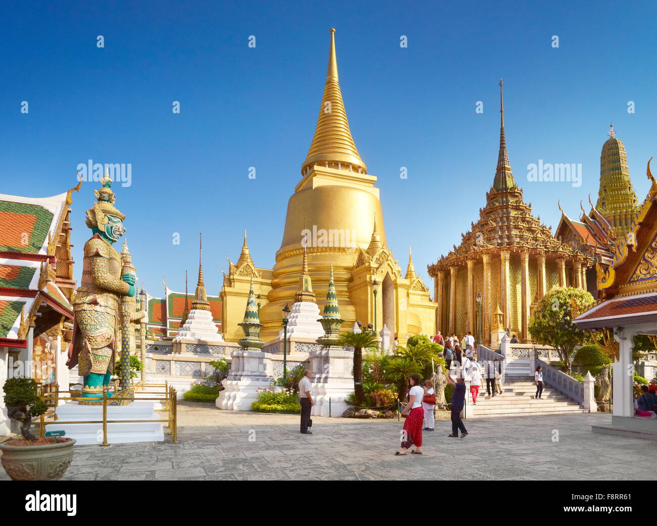 Thailand - Bangkok, Grand Royal Palace, Wat Phra Kaeo, goldene Chedi Stockfoto