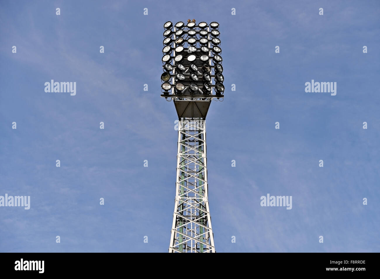 Strahler-Detail auf ein Sport-Arena-Fluter isoliert auf einem blauen Himmel Stockfoto