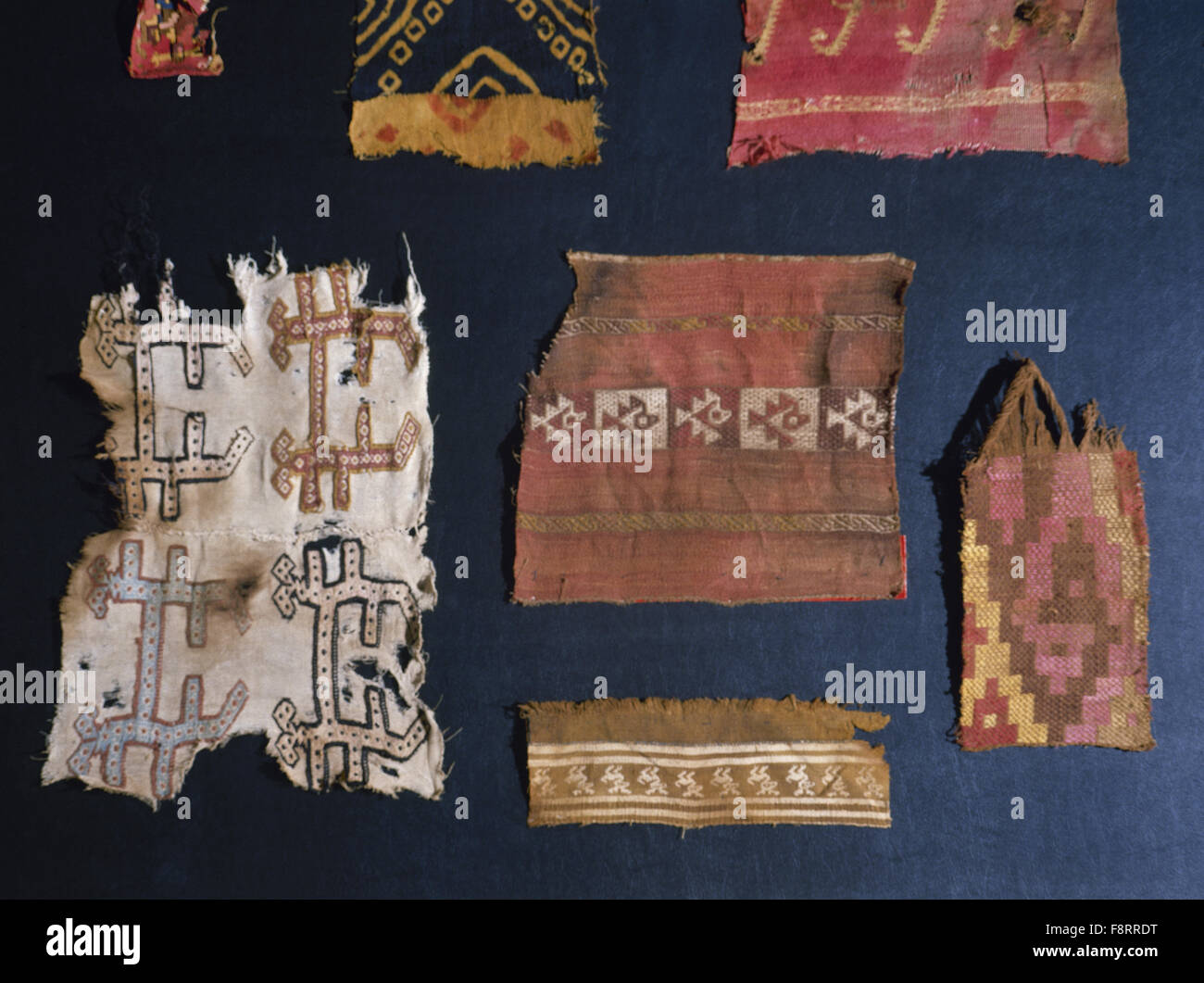 Präkolumbische Kunst. Pre-Inka. Chimu-Kultur (1100-1470). Küste von Peru. Diferents Textilien aus Wolle und Baumwolle. Aus Peru. Privatsammlung. Stockfoto
