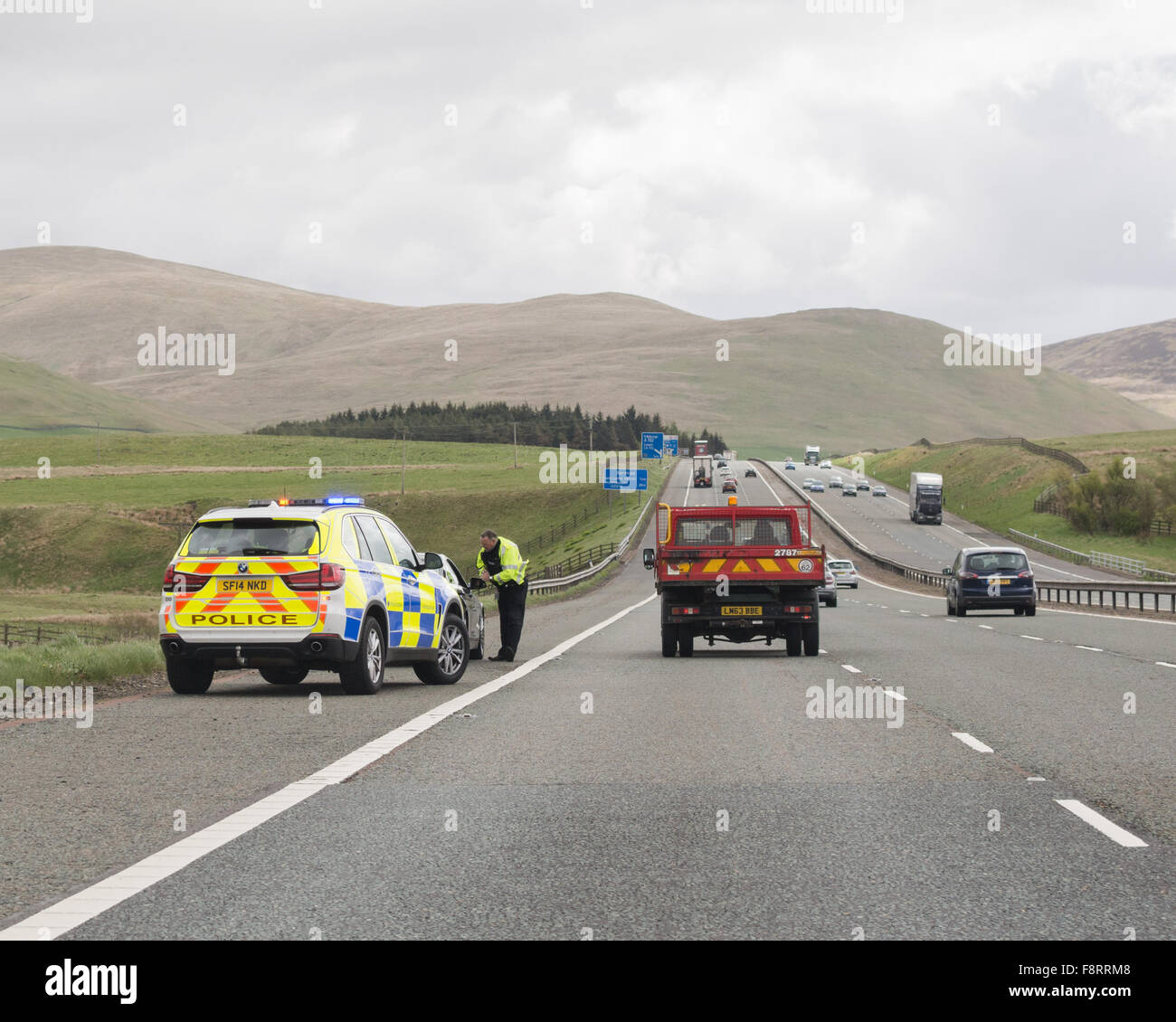 Autofahrer von südlicher Richtung M74 Autobahn angehalten, von Polizisten im Streifenwagen - Schottland, UK Stockfoto