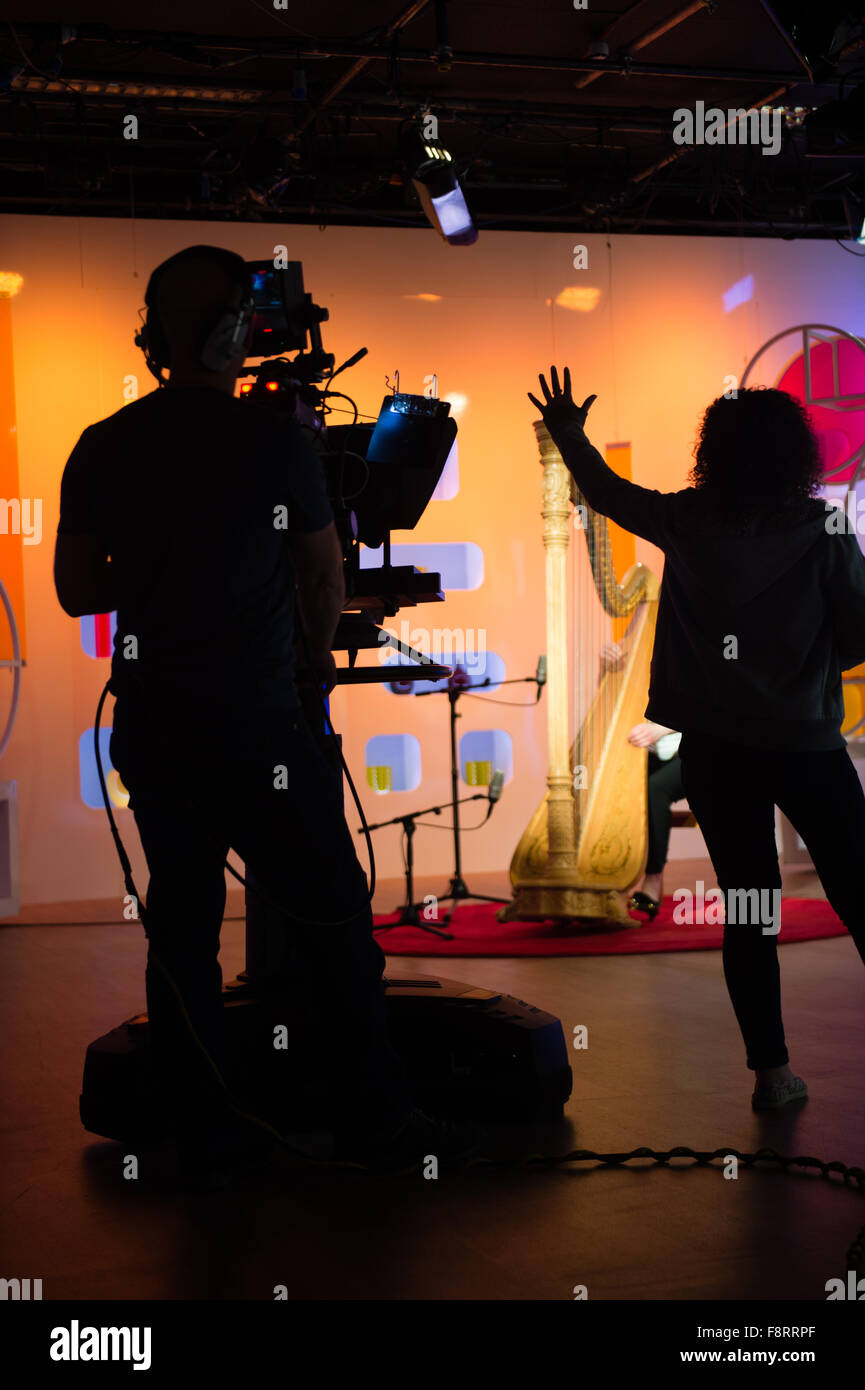 Ein Kameramann und weiblich Studio Stock Manager bei der Arbeit während der Ausstrahlung einer live tv-Programm auf Walisisch TV-Sender S4C aus den Studios von "Heno" im Media Center Tinoplis, Llanelli, South Wales Stockfoto