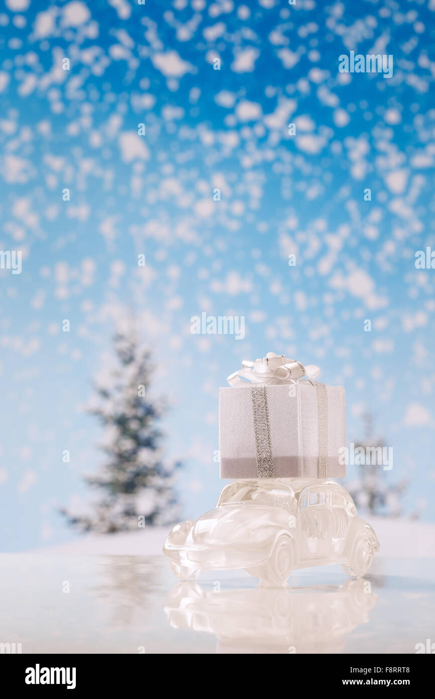 Weihnachten Hintergrund. Auto mit Geschenken Stockfoto