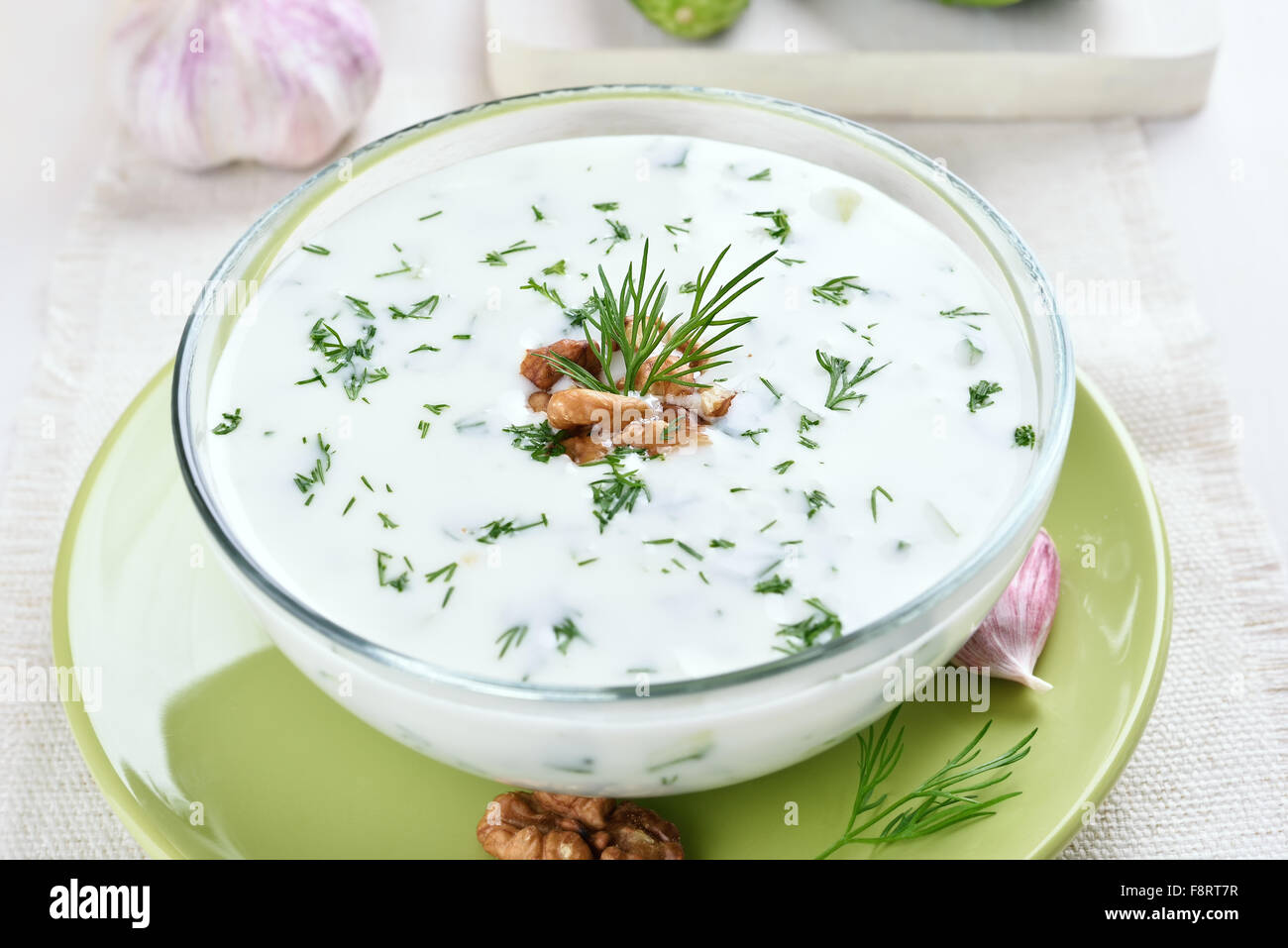 Kalte Suppe mit Joghurt und Gurken, Nahaufnahme Stockfoto