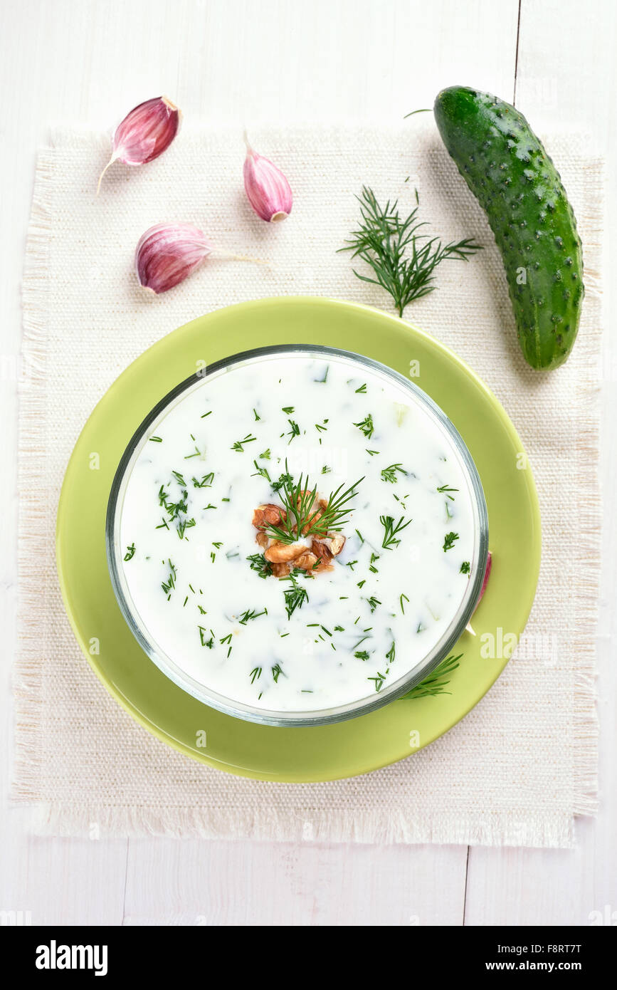 Sommer kalte Suppe mit Gurke und Joghurt, Ansicht von oben Stockfoto