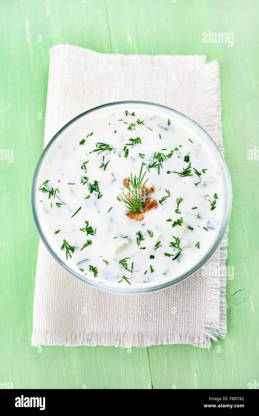 Traditionelle Suppe Tarator mit Joghurt, Gurken, Dill und Walnuss Stockfoto