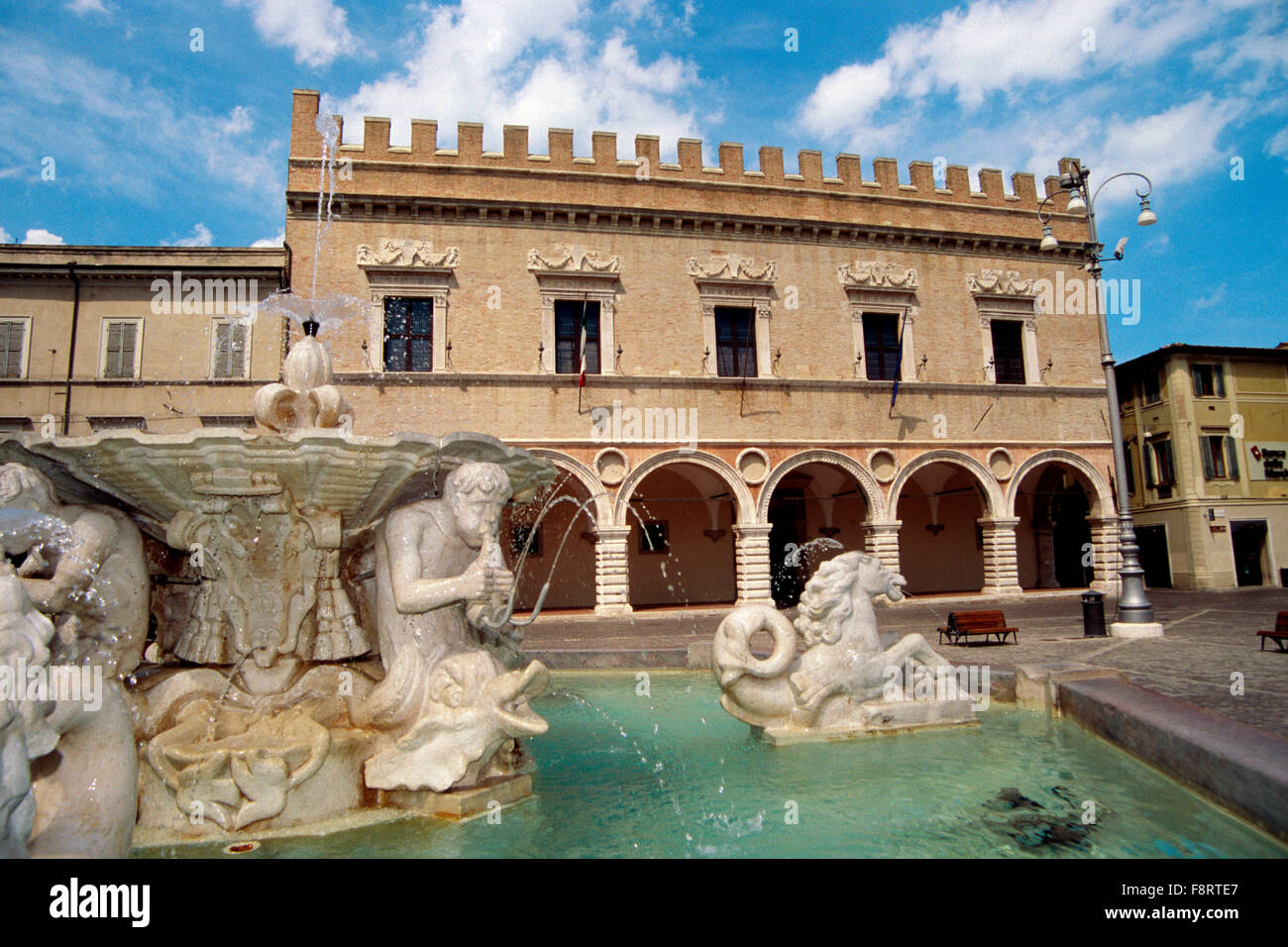 Italien, Marche, Pesaro, Piazza del Popolo Square, Brunnen Hintergrund Palazzo Ducale Stockfoto