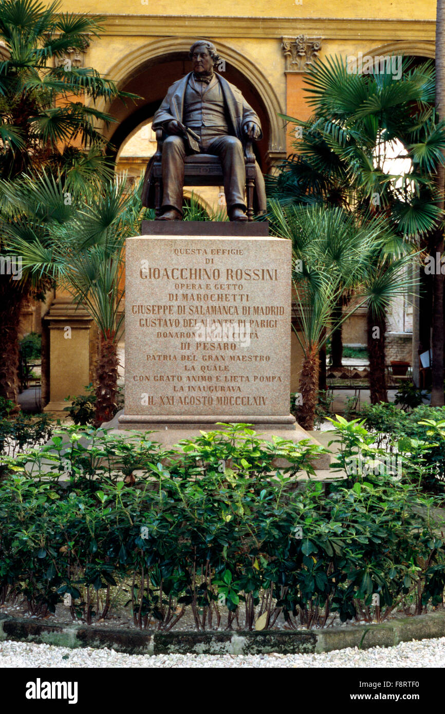 Italien, Marken, Pesaro, Statue von Gioacchino Antonio Rossini von Carlo Marochetti, im Hof des Musik-Konservatorium Stockfoto