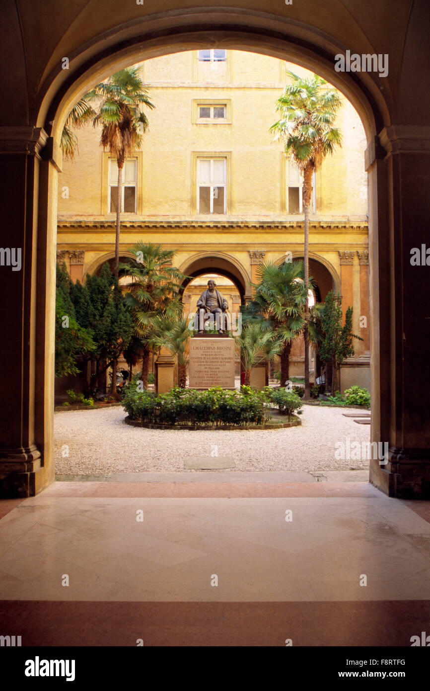 Italien, Marken, Pesaro, Statue von Gioacchino Antonio Rossini von Carlo Marochetti, im Hof des Musik-Konservatorium Stockfoto