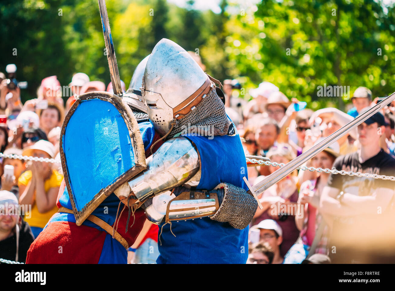 MINSK, BELARUS - 19. Juli 2014: Ritterlichen Kämpfe auf der mittelalterlichen Kultur-festival Stockfoto