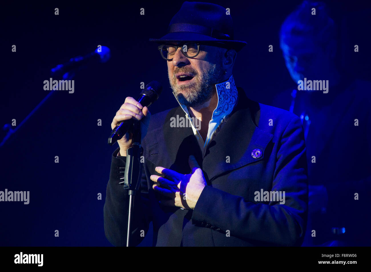 Legnano, Italien. 10. Dezember 2015. Die italienische Seele und jazz Singer-Songwriter MARIO BIONDI führt live auf der Bühne im Teatro Galleria während der "Beyond Tour 2015" Stockfoto