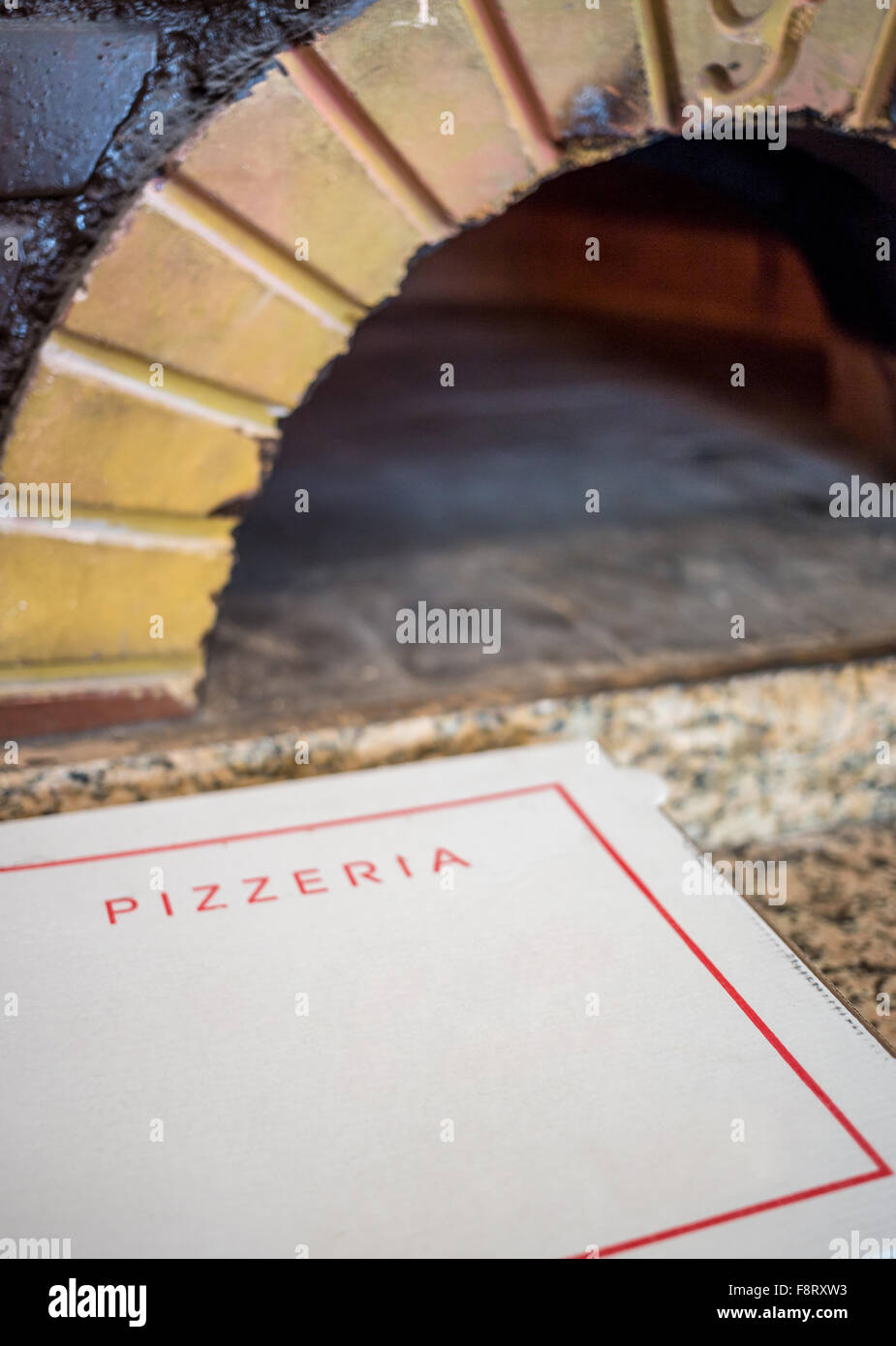 Nahaufnahme von Karton-Box für Pizza neben einem Backofen Stockfoto