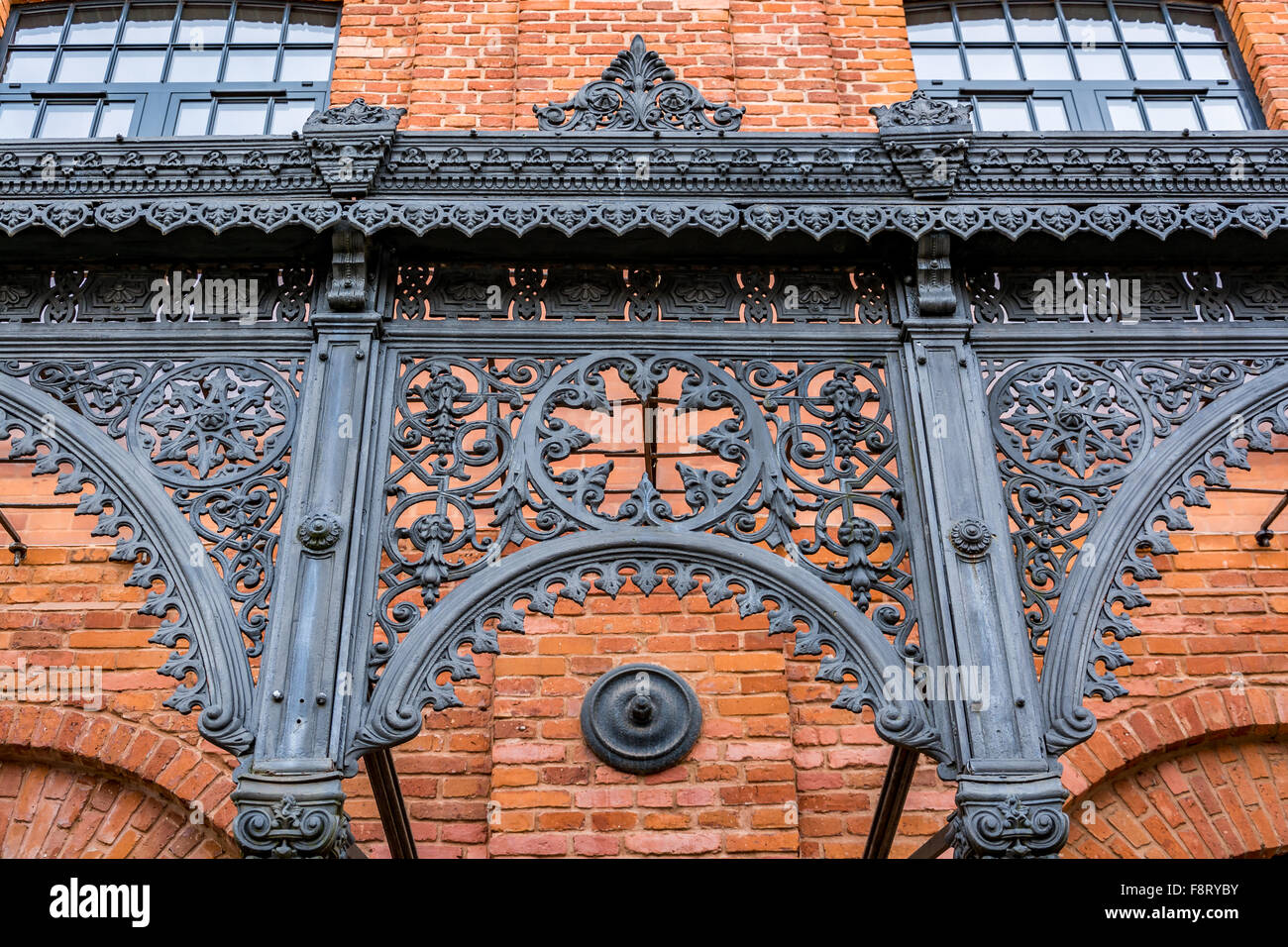 Architektonische Detail einer wunderschön renovierten alten Textilfabrik Stockfoto