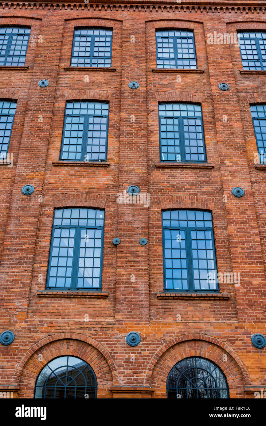 Wunderschön renovierte Fassade einer alten Textilfabrik Stockfoto