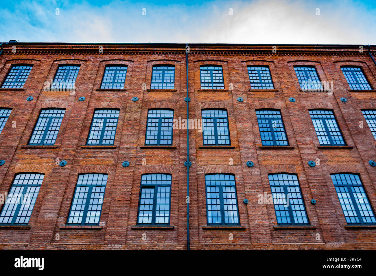Wunderschön renovierte Fassade einer alten Textilfabrik Stockfoto