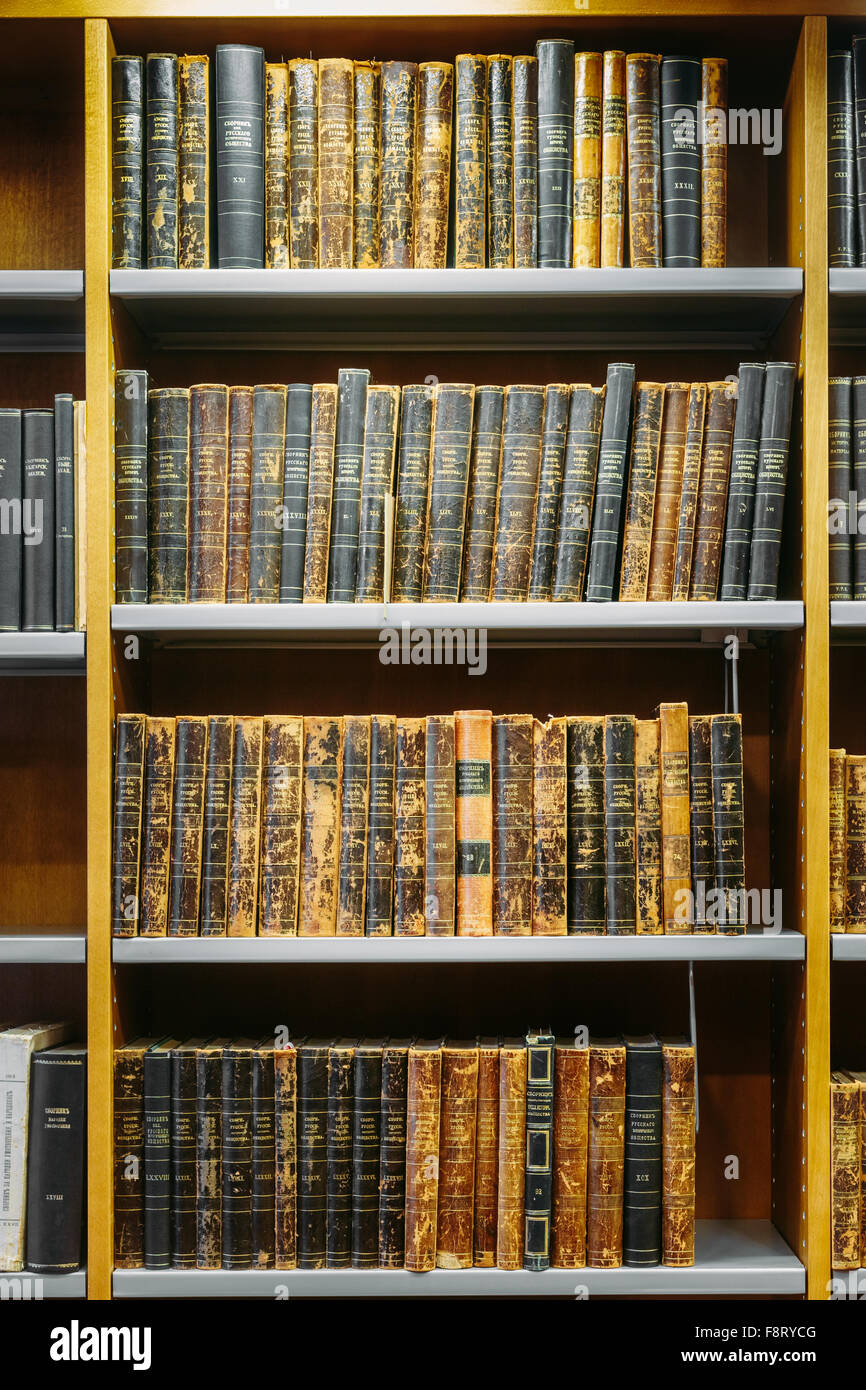 HELSINKI, Finnland - 28. Juli 2014: alte russische Bücher über Regale In der Nationalbibliothek von Finnland in Helsinki Stockfoto