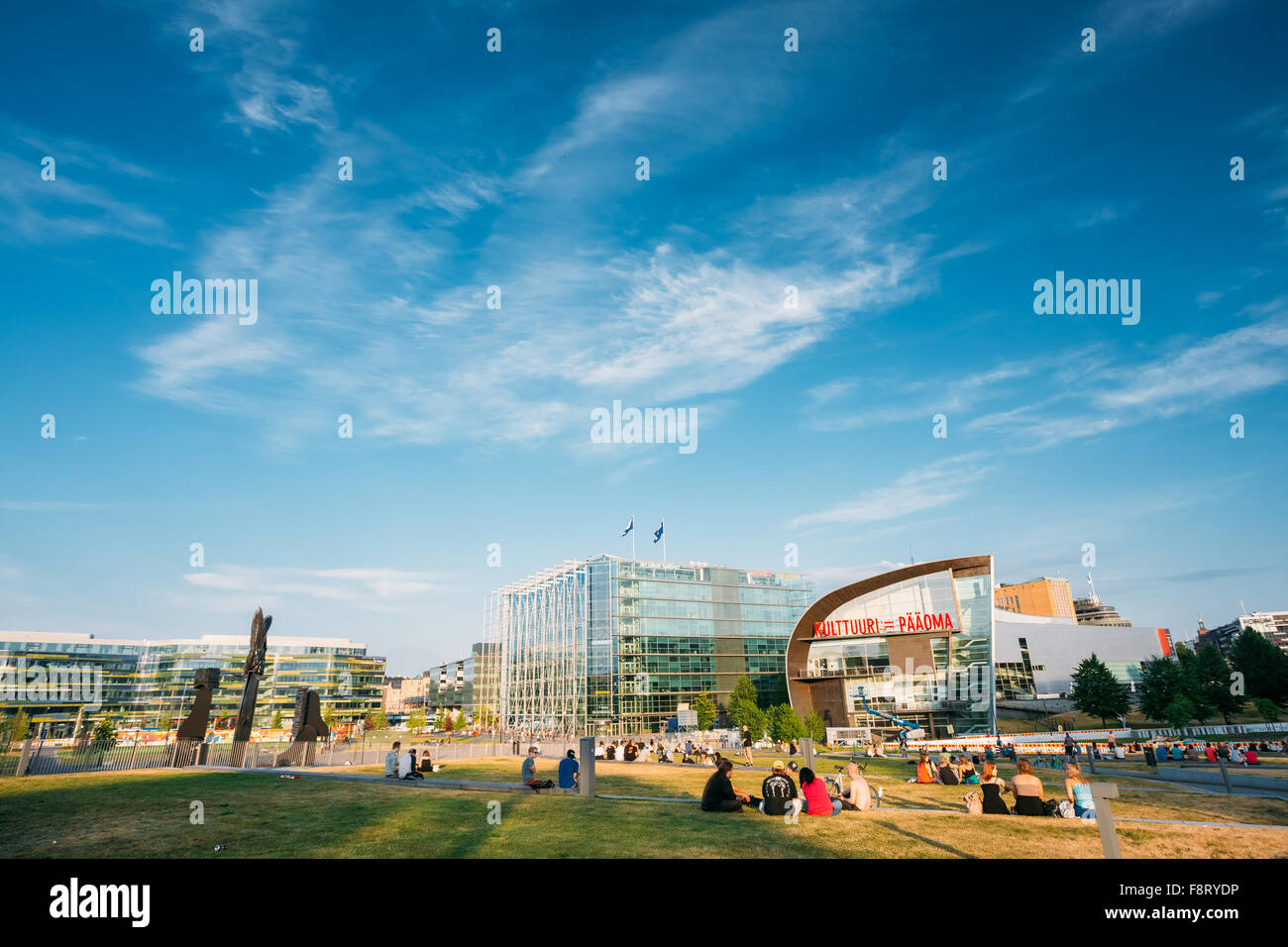 HELSINKI, Finnland - 28. Juli 2014: Menschen sind vor dem Kiasma Museum und Sanoma Gebäude entspannen. Stockfoto