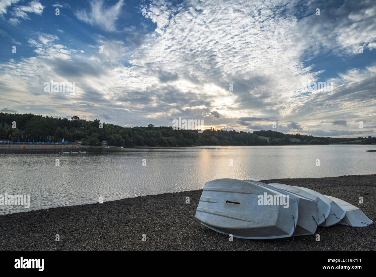 Sommer Sonnenuntergang über See Landschaft mit Freizeitboote am Ufer Stockfoto