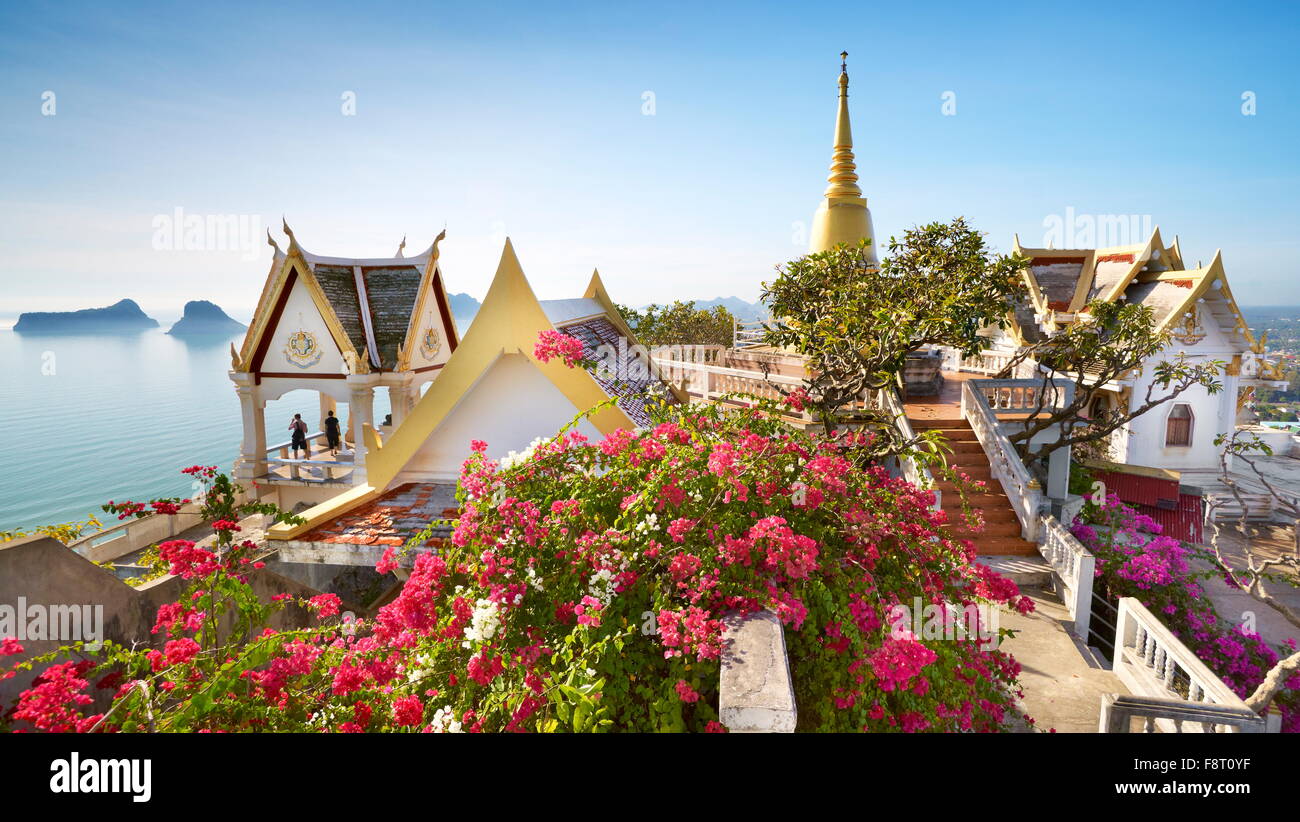 Thailand - kleine buddhistisches Kloster auf dem Berg Khao Chong Krachok befindet sich in der Nähe von Prachuap Stadt Stockfoto