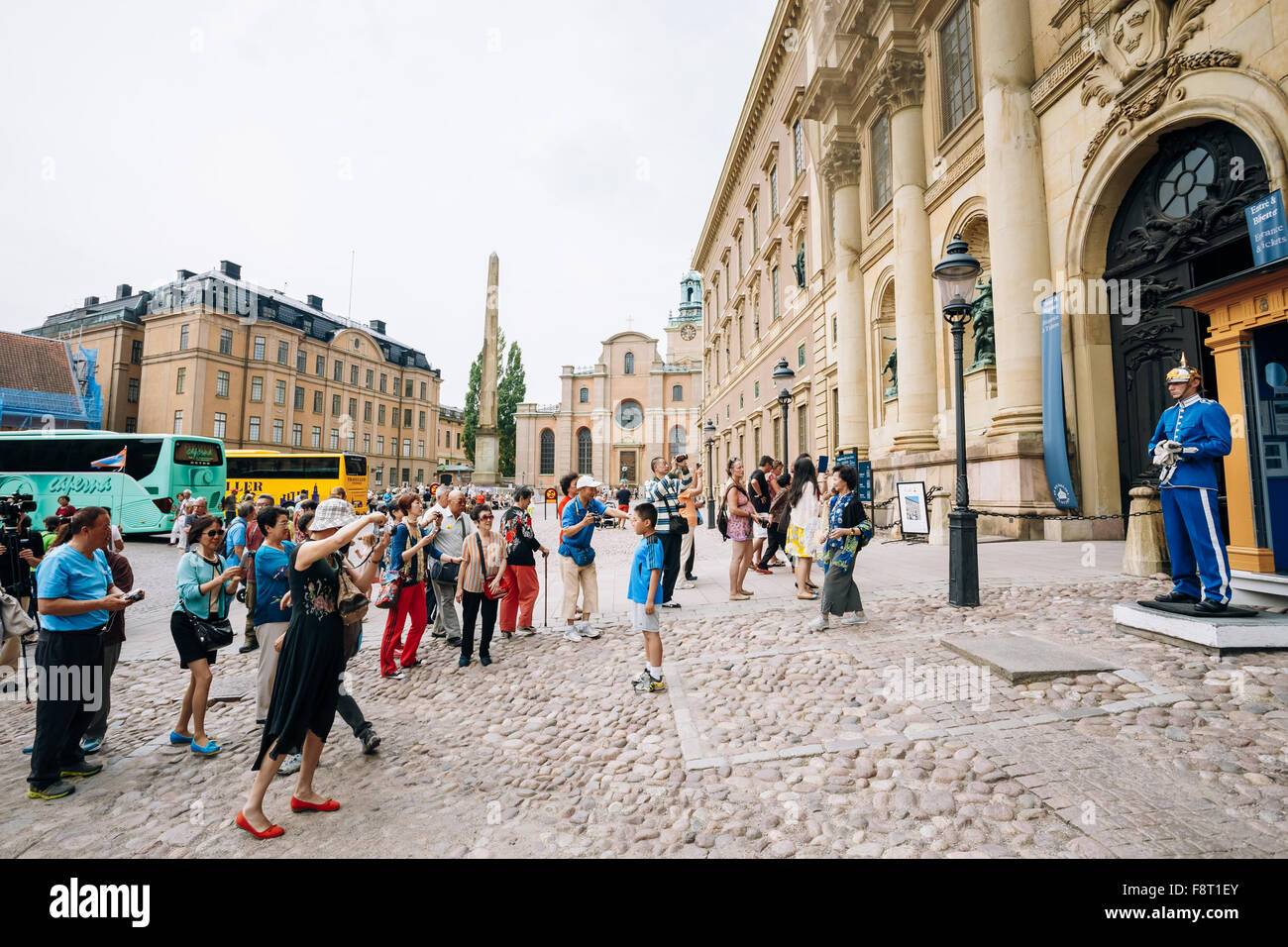 STOCKHOLM, Schweden - 30. Juli 2014: Touristen besuchen und fotografieren die Ehrenwache vor dem königlichen Palast in Gamla Stan, wo kin Stockfoto