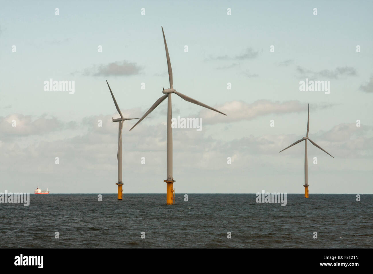 Ein Blick auf die Windkraftanlagen vor der Küste Redcar, England, UK mit einem Schiff im fernen Hintergrund Stockfoto