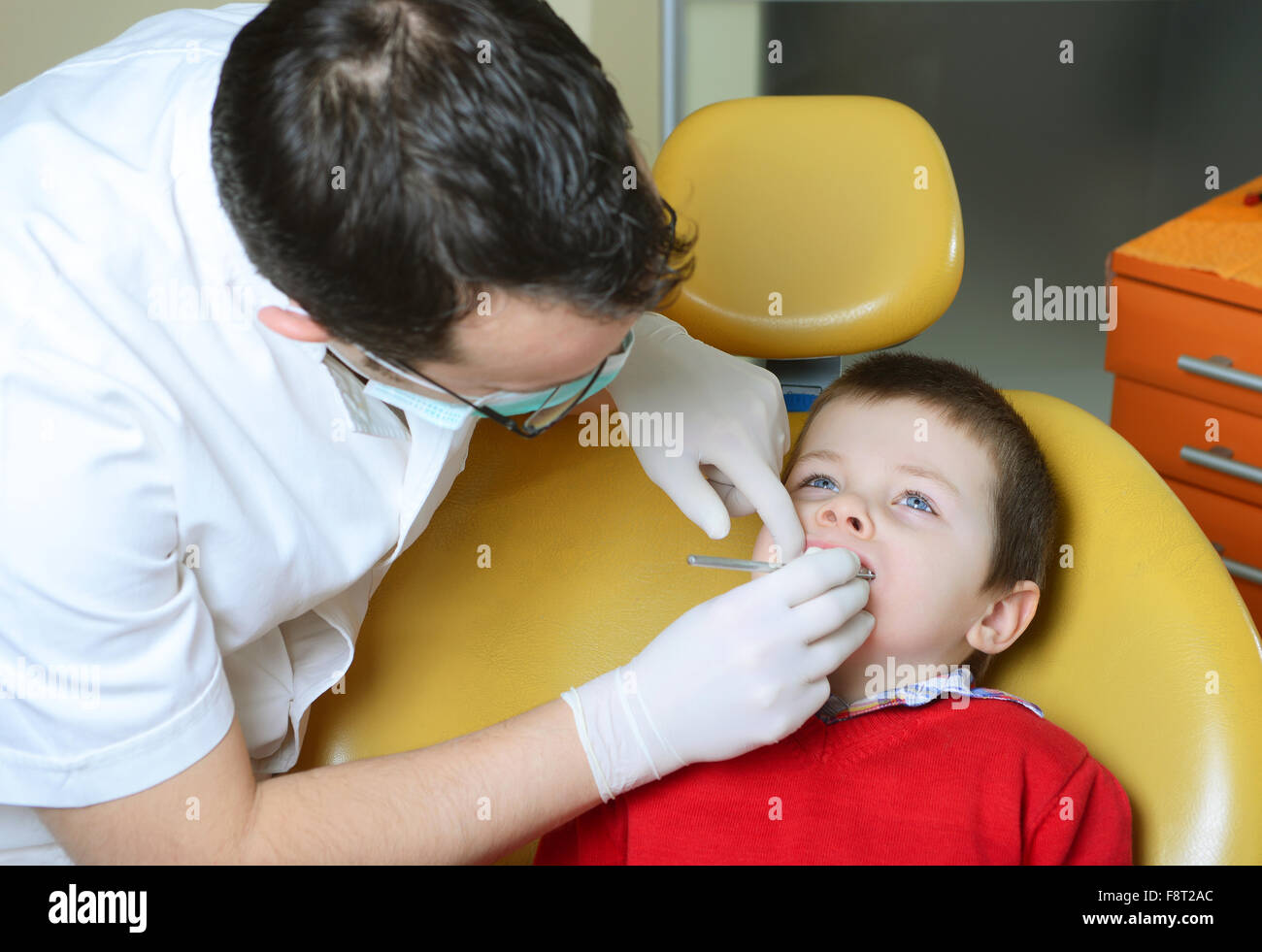 Junge sitzt arzt -Fotos und -Bildmaterial in hoher Auflösung – Alamy