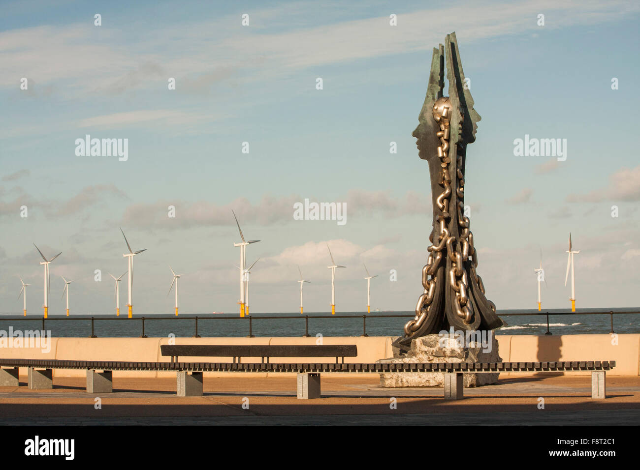 Kunst im öffentlichen Raum auf Redcar Sea Front, Sinterlation des Bildhauers Ian Randall mit der Windkraftanlagen vor der Küste im Hintergrund Stockfoto