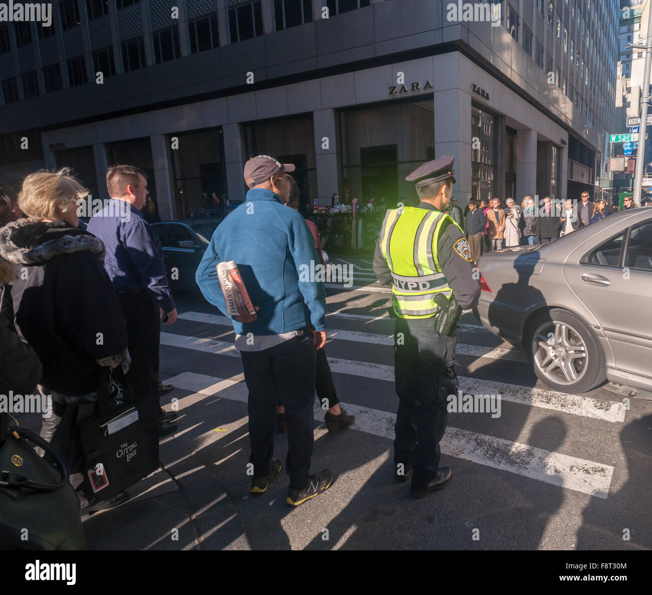 NYPD Offizier steht Wache gegen den Terrorismus auf der Fifth Avenue in New York auf Freitag, 4. Dezember 2015. Die Straßen von New York voller Kunden und Touristen nur noch drei Wochen bis Weihnachten. (© Richard B. Levine) Stockfoto