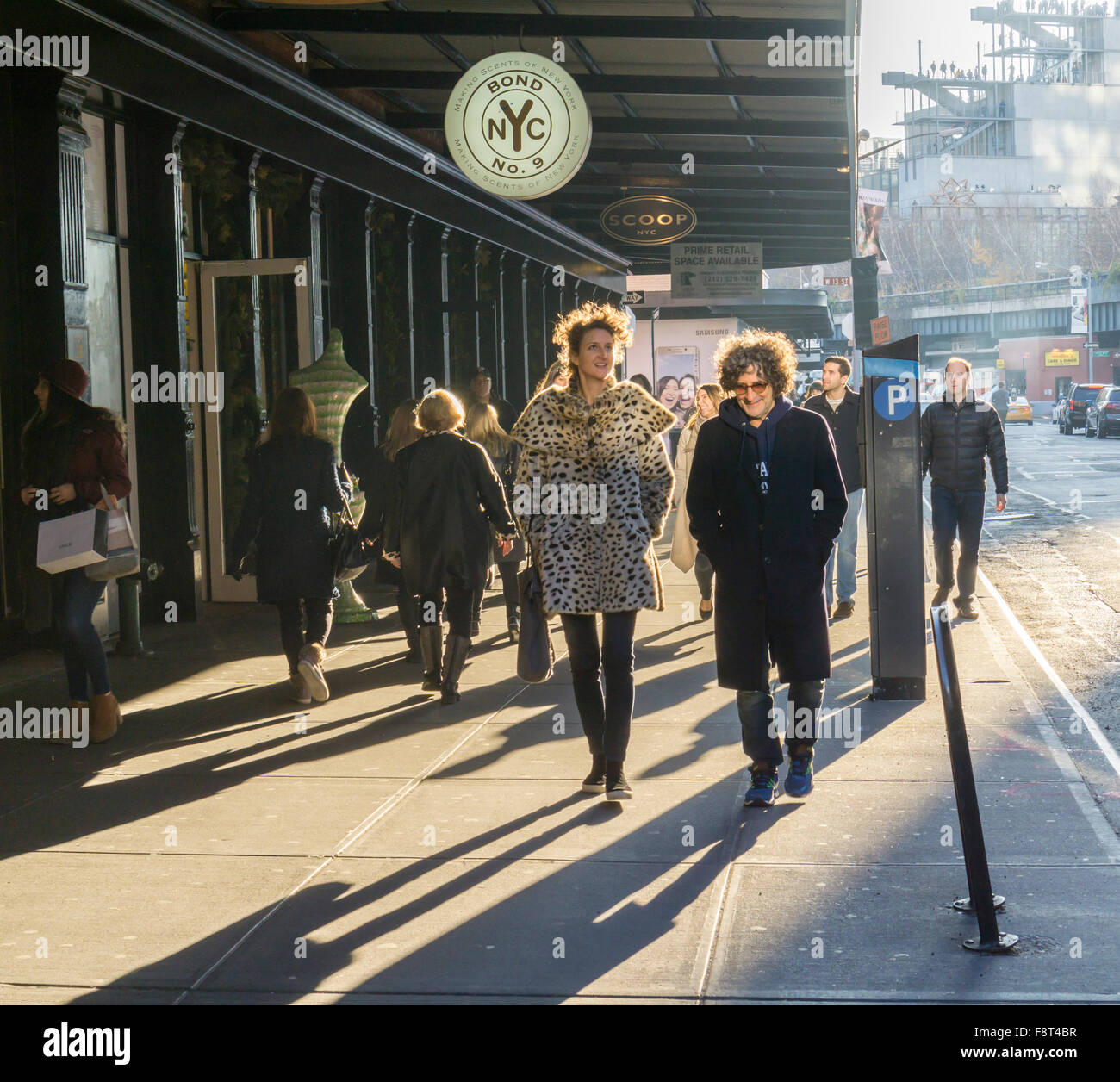 Besucher, die trendigen Meatpacking District in New York am Samstag, 5. Dezember 2015. (© Richard B. Levine) Stockfoto