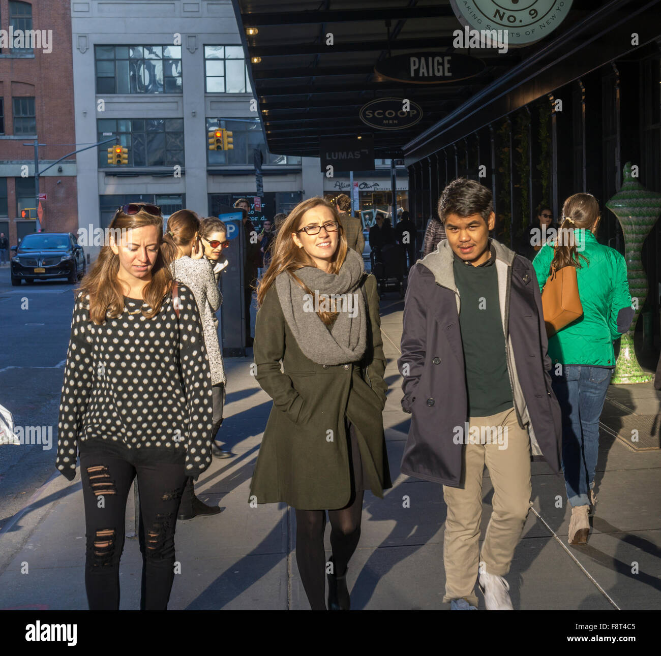 Besucher, die trendigen Meatpacking District in New York am Samstag, 5. Dezember 2015. (© Richard B. Levine) Stockfoto