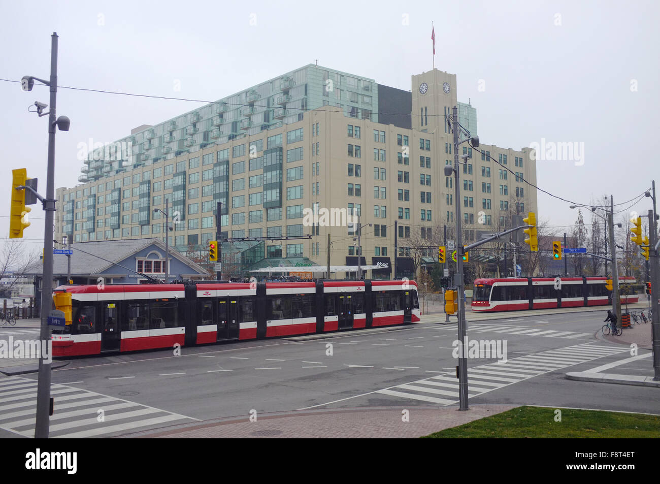 Straßenbahnen, die einander in Toronto übergeben. Stockfoto