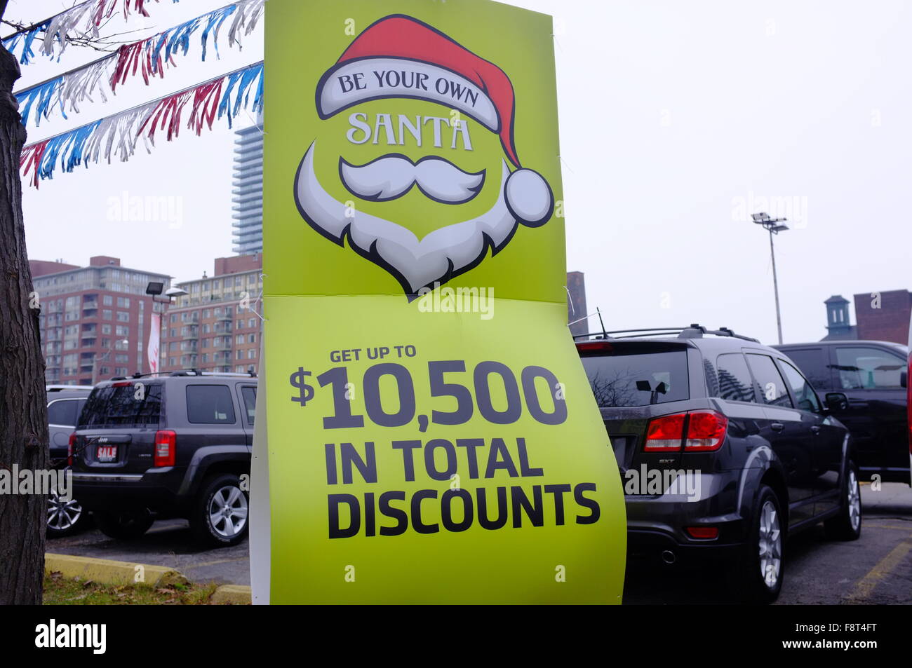 Ein Weihnachten Rabatt Banner außerhalb eines Autohauses in Toronto. Stockfoto