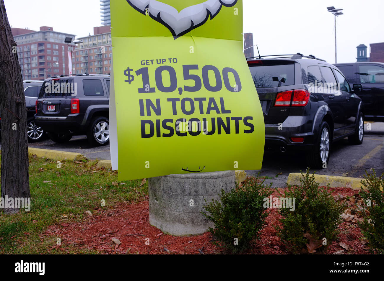 Rabatt-Banner außerhalb eines Autohauses in Toronto. Stockfoto