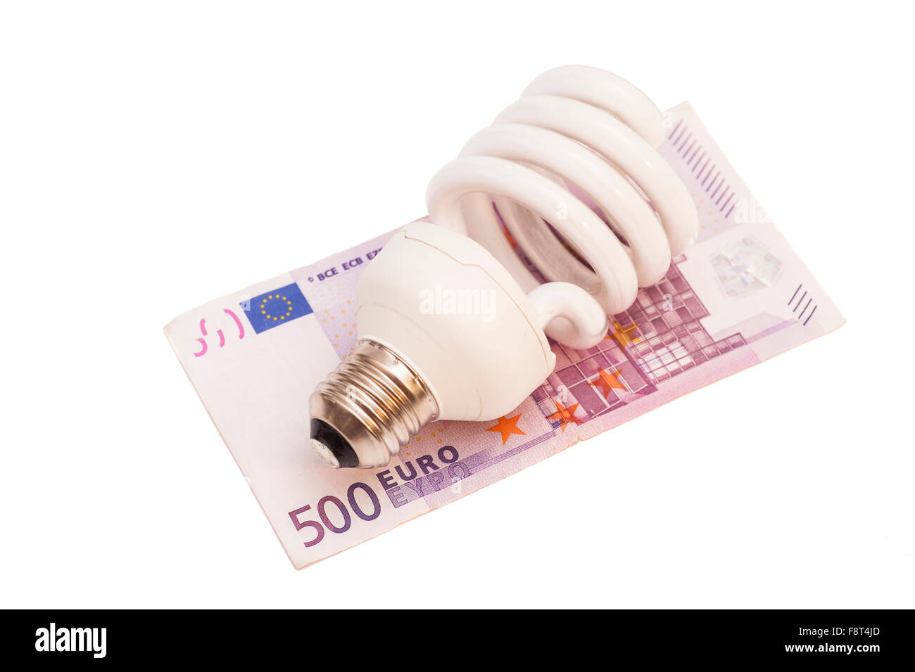Enegy Saver Glühlampe über 500 Euro Rechnungen auf weißem Hintergrund Stockfoto