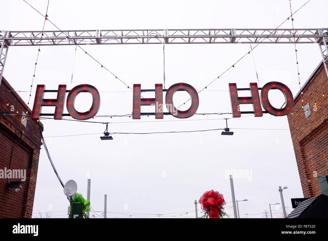 Eine riesige Ho Ho Ho-Botschaft auf dem Weihnachtsmarkt in der Distillery District in Toronto. Stockfoto