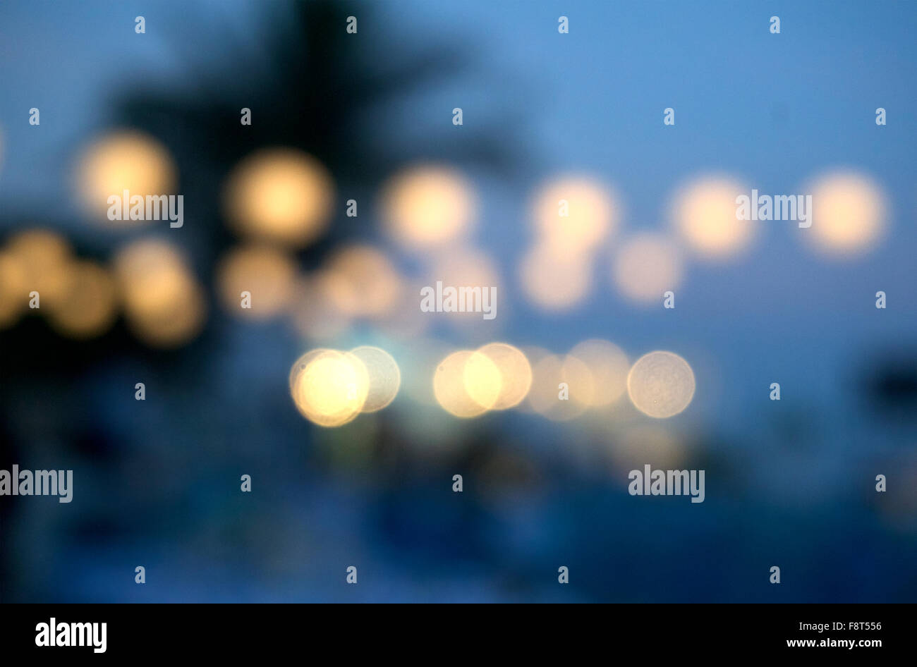 Bild von abstrakten verschwommenen hellen Hintergrund in blaue Nacht Stockfoto
