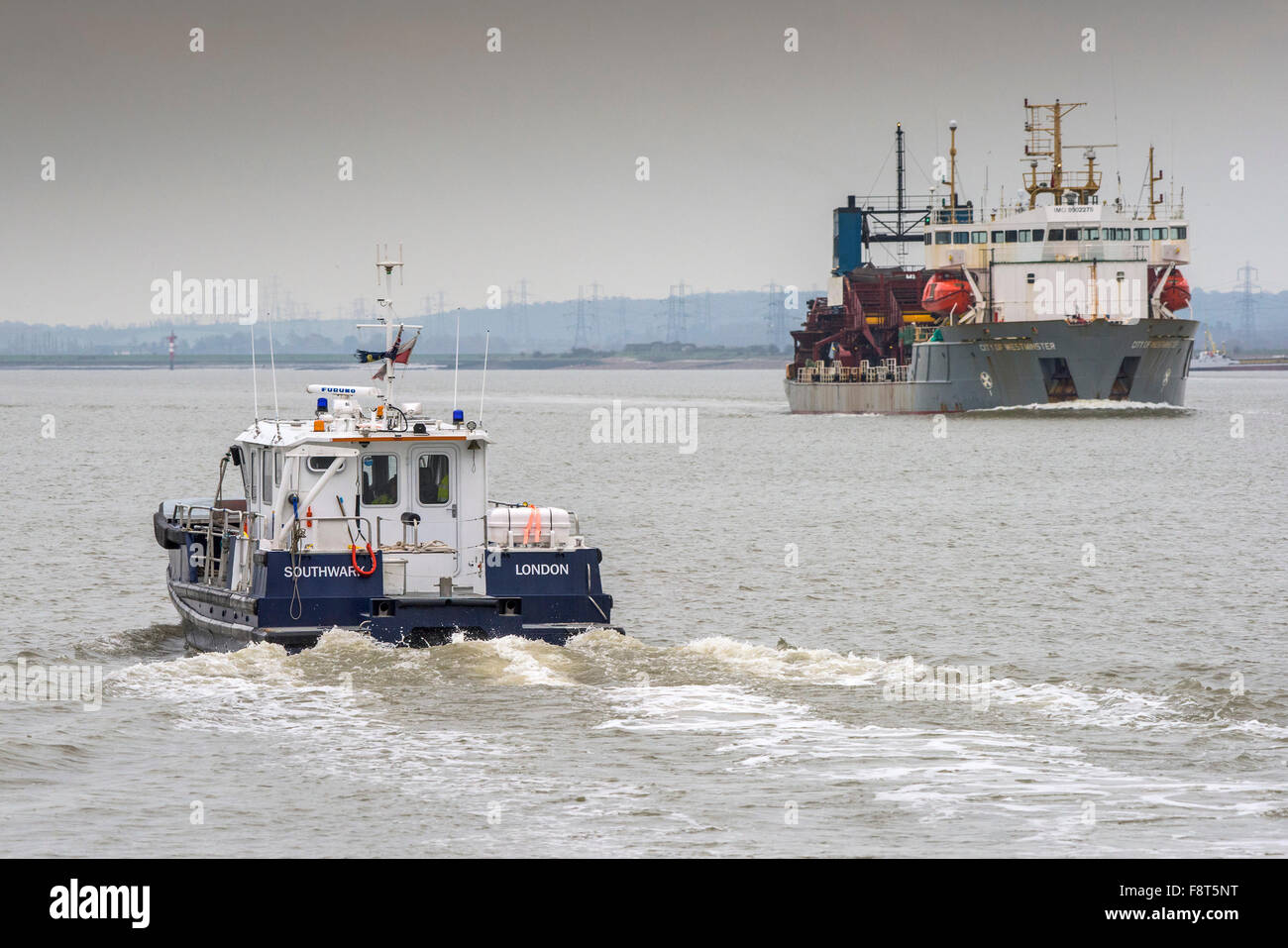Auf der Themse die PLA-Patrouillenboot dampft Southwark flussabwärts, vorbei an der nach innen gebunden Bagger, City of Westminster. Stockfoto