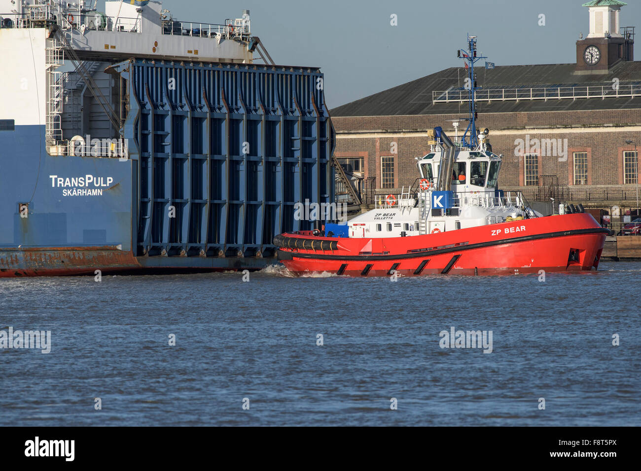 Der Schlepper ZP Bär hilft die Ro-Ro-Schiff Transpulp, wie sie flussaufwärts auf der Themse dampft. Stockfoto