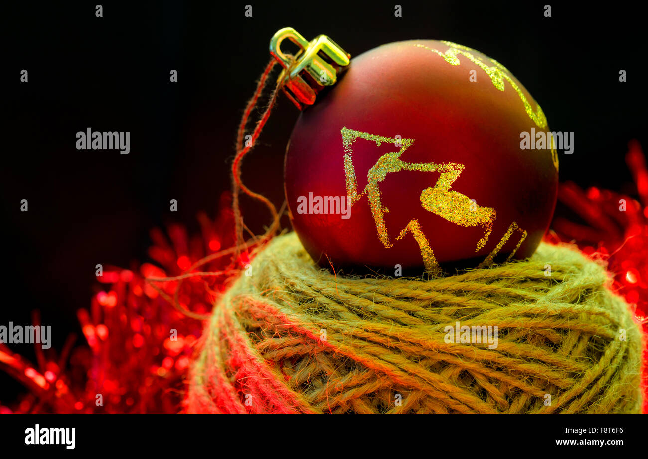 Weihnachtskugel auf schwarzem Hintergrund dekoriert. Stockfoto