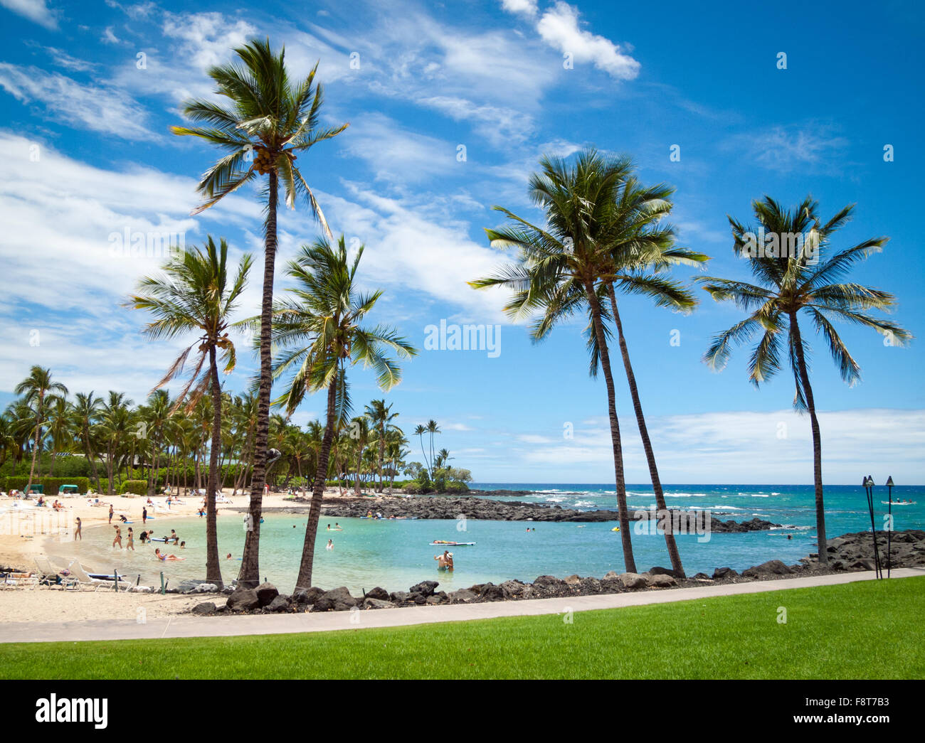 Ein Blick auf die Pauoa Bucht und den Strand auf dem Gelände des Fairmont Orchid, ein Luxus-Hotel und Resort an der Kohala Coast, Hawaii. Stockfoto