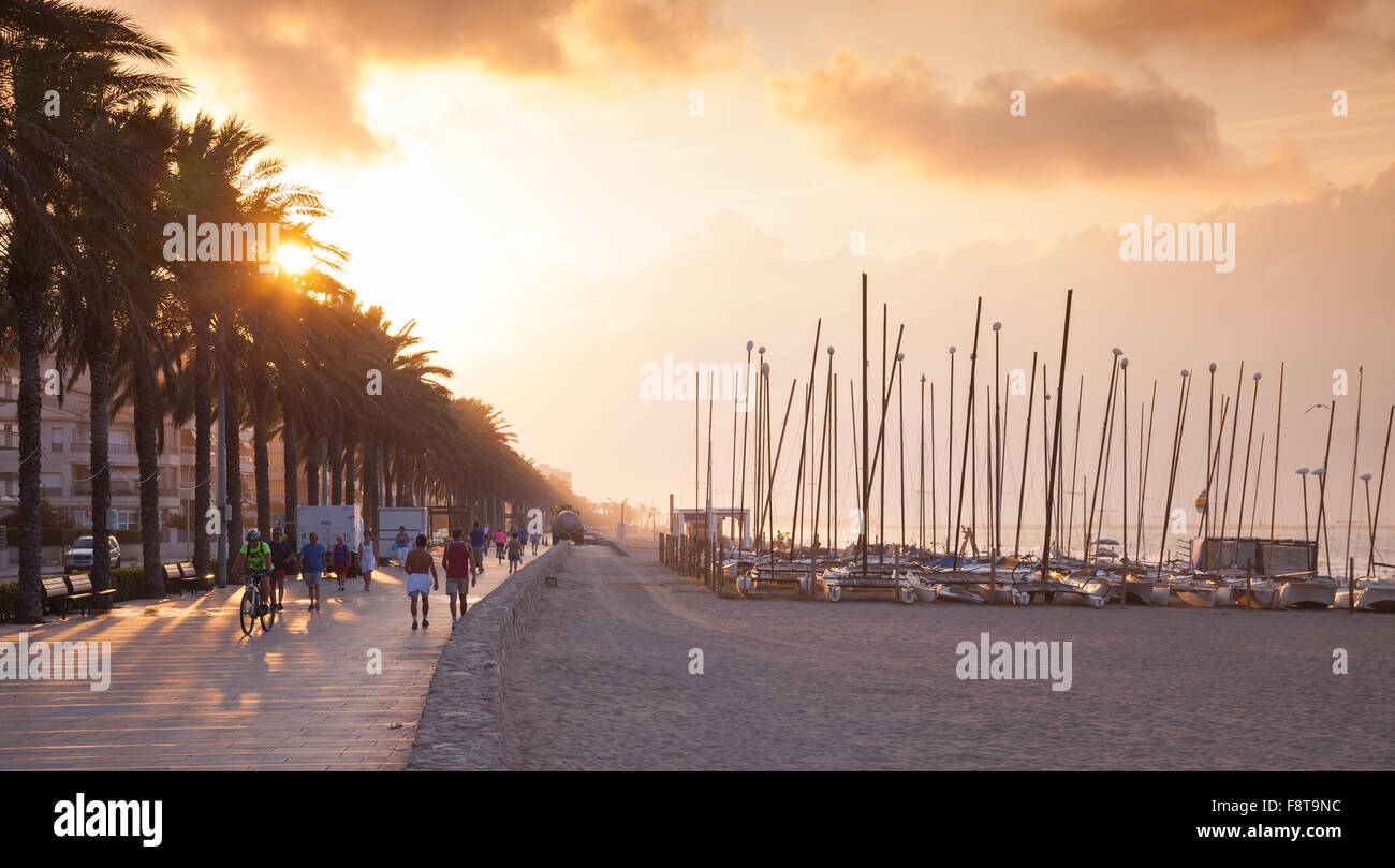 Calafell, Spanien - 13. August 2014: Dramatische bunte Küstenlandschaft, Mittelmeerküste bei Sonnenaufgang. Calafell Strand, Spai Stockfoto